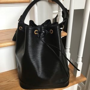 Authentic EUC Louis Vuitton Epi Noe - Black